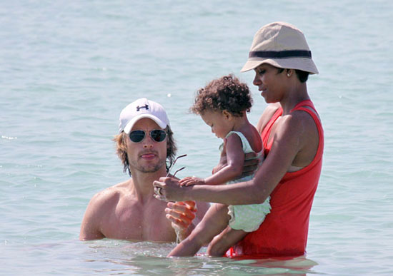 Halle Berry, Gabriel Aubry and their daughter Nahla at the beach in Miami (July 8th 2009)