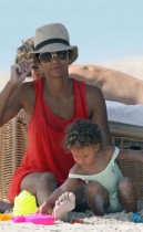 Halle Berry, Gabriel Aubry and their daughter Nahla at the beach in Miami (July 8th 2009)