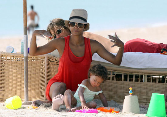 Halle Berry, Gabriel Aubry and their daughter Nahla at the beach in Miami (July 8th 2009)