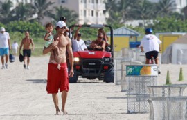 Gabriel Aubry and his daughter Nahla at the beach in Miami (July 8th 2009)