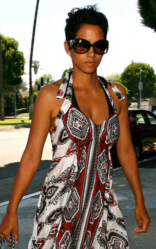 Halle Berry on her way to a business meeting in Beverly Hills (July 27th 2009)