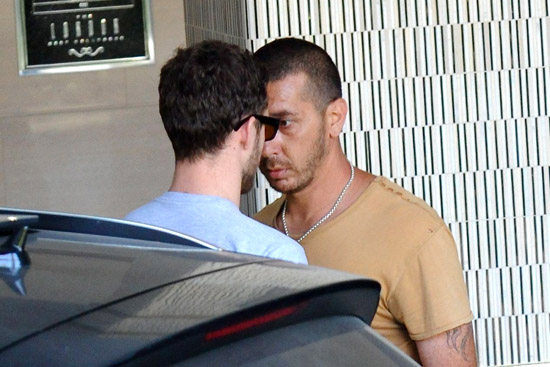 Justin Timberlake facing off with a photographer outside a Beverly Hills hotel (July 14th 2009)