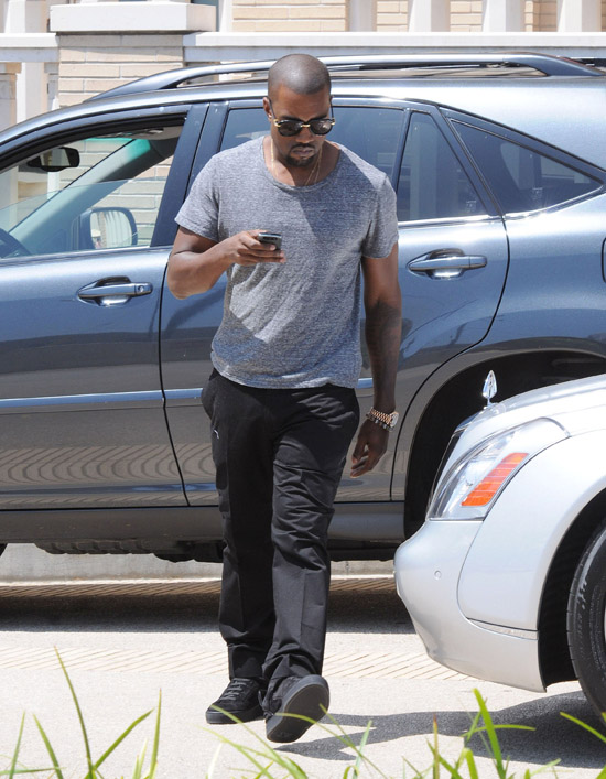 Kanye West shopping at Barney's in Beverly Hills (July 28th 2009)