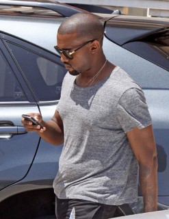 Kanye West shopping at Barney's in Beverly Hills (July 28th 2009)