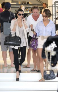 Kim Kardashian and LaLa Vazquez shopping in Hollywood (June 29th 2009)