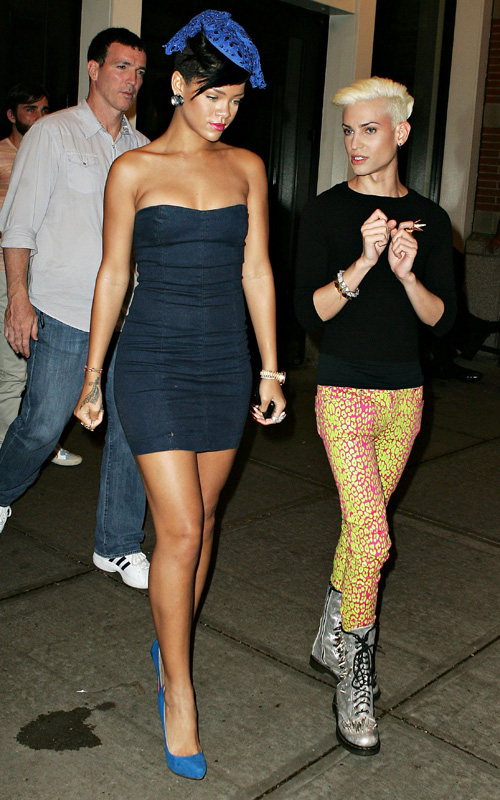 Rihanna steps out for dinner in Manhattan (July 27th 2009)