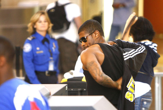 Usher boarding a flight at LAX in Los Angeles (July 27th 2009)