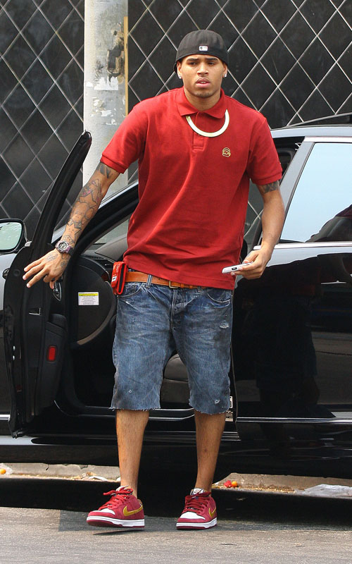 Chris Brown shopping on Melrose Ave. in Los Angeles (August 13th 2009)