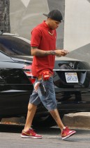 Chris Brown shopping on Melrose Ave. in Los Angeles (August 13th 2009)