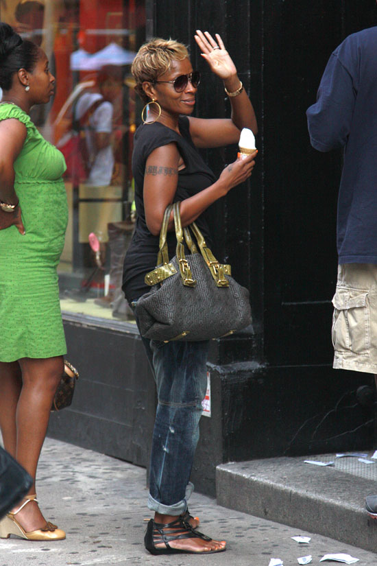 Mary J. Blige out & about in SoHo, New York City (August 5th 2009)