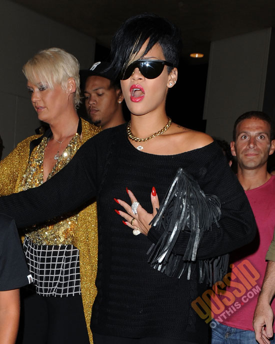 Rihanna and her brothers leaving "The Lion King" on Broadway in New York City (August 28th 2009)