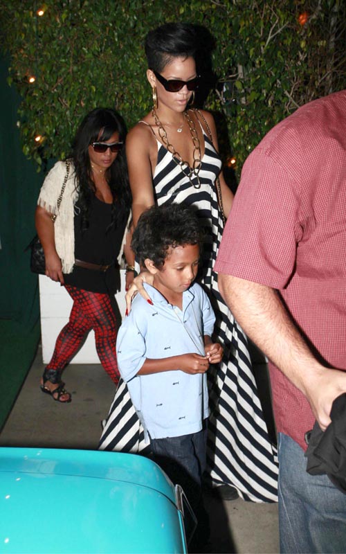 Rihanna and family out to dinner at Giorgio Baldi Ristorante in Santa Monica, CA (August 15th 2009)