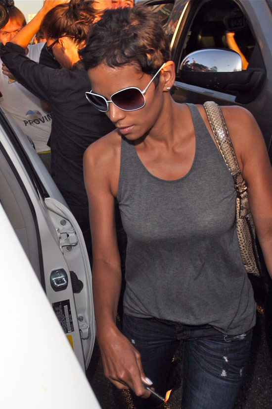 Halle Berry leaving the El Leon Massage in West Hollywood (September 21st 2009)