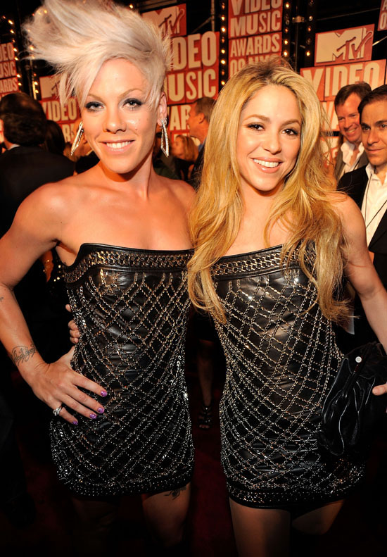 Pink and Shakira wear the same dress on the Red Carpet at the 2009 MTV Video Music Awards