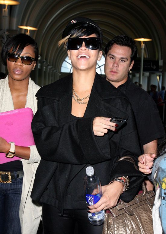 Rihanna at LAX airport in Los Angeles (September 15th 2009)