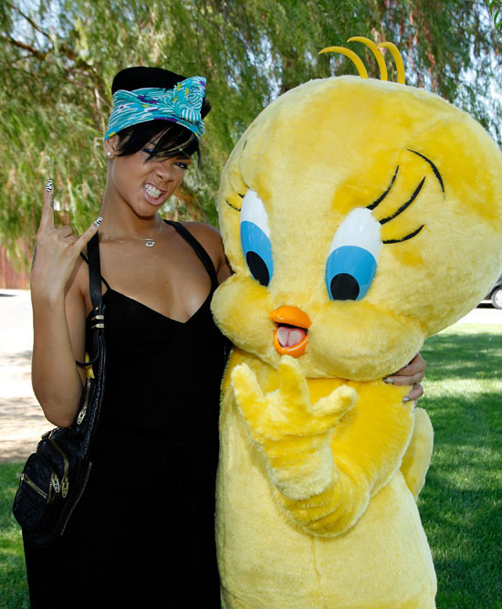 Rihanna and Tweety Bird at Six Flag's Magic Mountain in Valencia, CA (August 31st 2009)