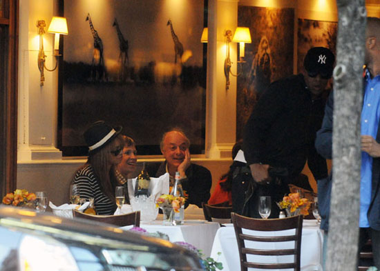 Beyonce & Jay-Z have lunch at Nello's restaurant in New York City (October 26th 2009)