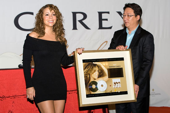 Mariah Carey & Universal Korea CEO Yang Bum-Jun // Press Conference for Her "Memoirs of An Imperfect Angel" Album in Korea