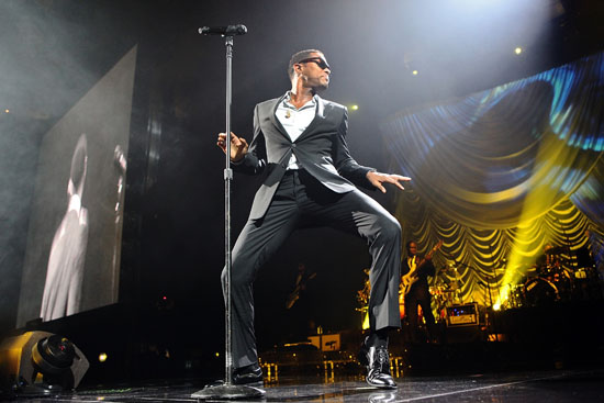Maxwell performs at New York City's Madison Square Garden for his "BLACKsummers'night" fall tour (September 28th 2009)