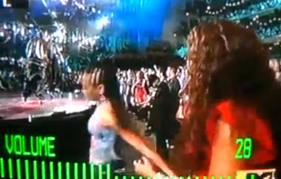 [VIDEO] Beyonce Tries to Stop Lil Mama From Going to the Stage at the 2009 VMAs! (click to watch!)