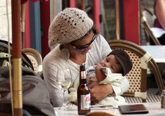 Bobby Brown's girlfriend Alicia Etheridge and their son Cassius eating lunch in Hollywood, CA - November 16th 2009