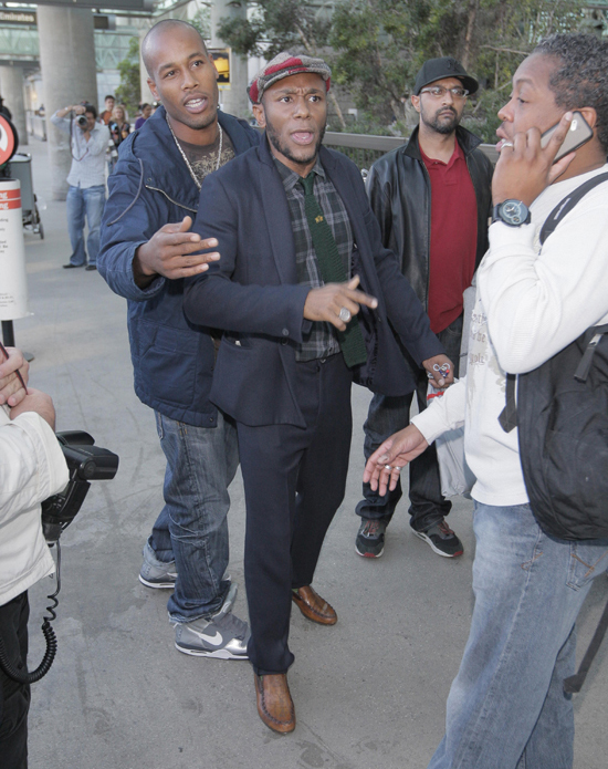 Mos Def fighting with the paparazzi outside LAX in Los Angeles (October 29th 2009)