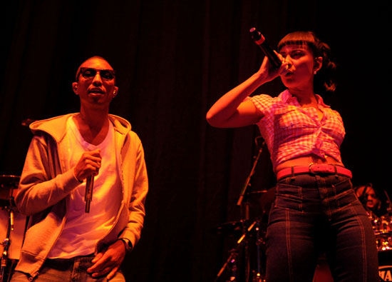 Pharrell Williams and Rhea // Jay-Z concert in Canada (October 31st 2009)