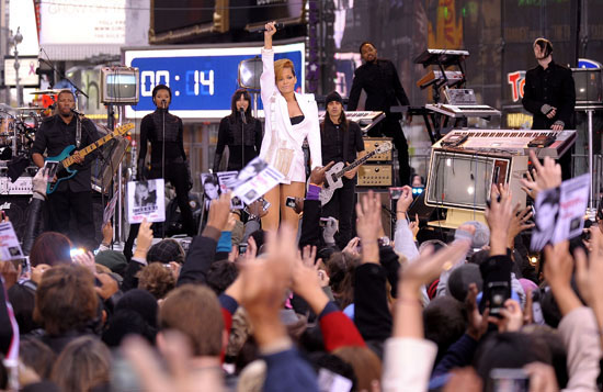 Rihanna // Good Morning America - November 24th 2009