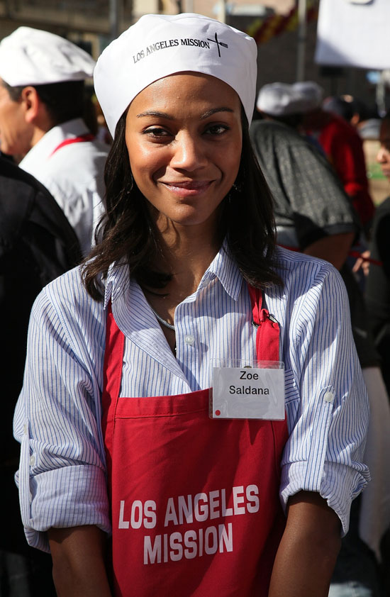 Zoe Saldana Los Angeles Mission & Anne Douglas Center's Thanksgiving Meal for the Homeless