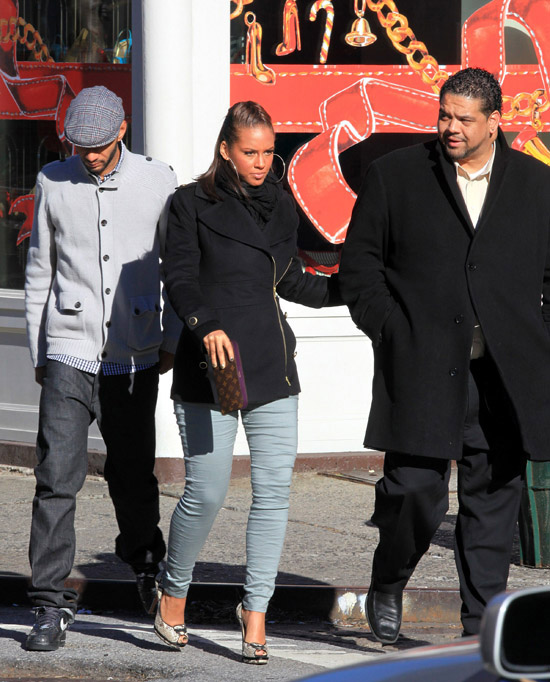 Alicia Keys & Swizz Beatz shopping in New York City - December 17th 2009