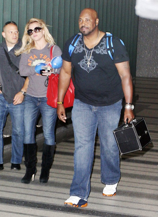 Britney Spears arrives at LAX airport in Los Angeles - November 30th 2009