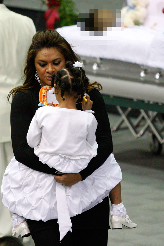 Chris Henry's fiancee Loleini Tonga and their daughter Seini // Cincinnati Bengals player Chris Henry's (#15) funeral