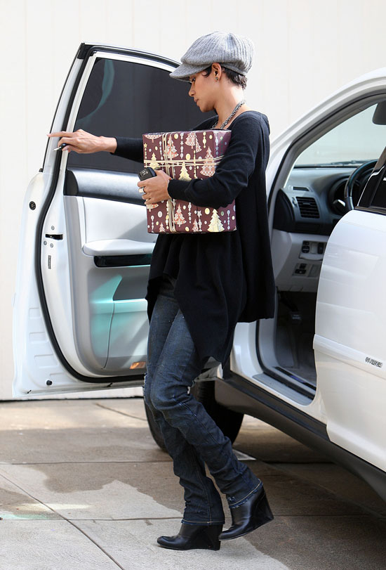 Halle Berry dropping off a friend's Christmas gift in Los Angeles - December 17th 2009