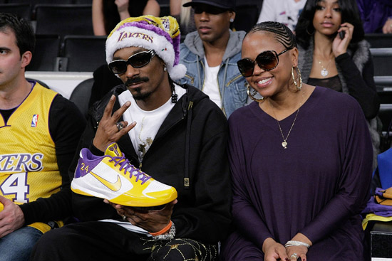 Snoop Dogg & his wife Shante Broadus // Los Angeles Lakers vs. Cleveland Cavaliers basketball game in LA - December 25th 2009