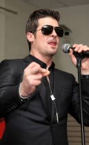 Robin Thicke promoting his new "Sex Therapy" album at J&R Music and Computer World in New York City