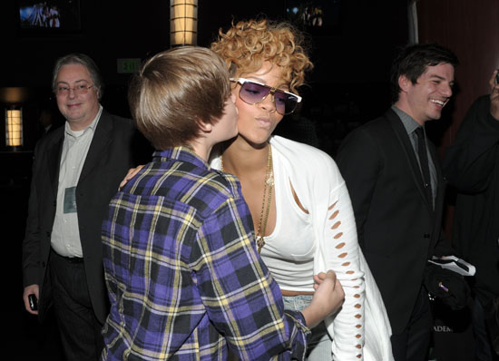 bieber kisses. Justin Bieber Kisses Rihanna