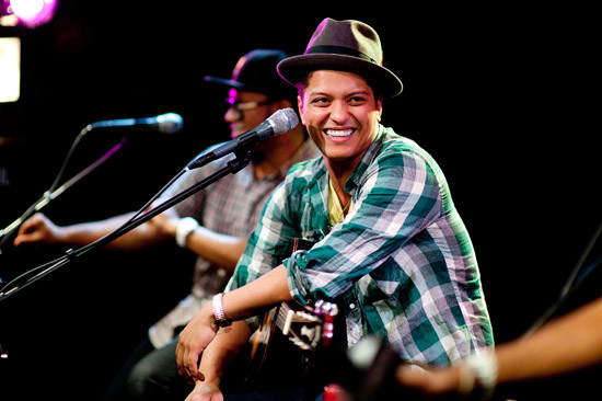 Bruno Mars - Grenade - Doo-Wops Hooligans - YouTube