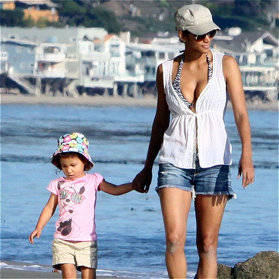 halle berry daughter beach. Actress Halle Berry was seen