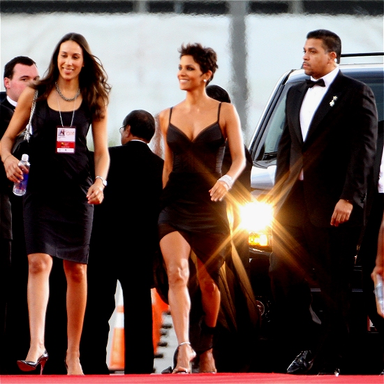 halle berry 2011 golden globes red carpet. Halle Berry looked absolutely