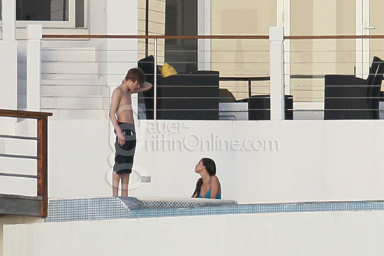 bieber and gomez on yacht. Bieber and Selena Gomez on