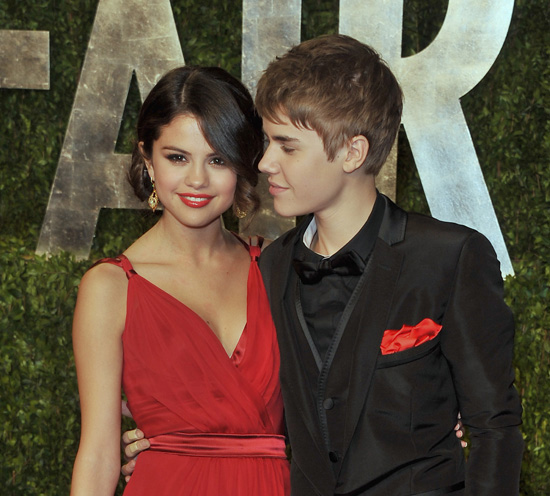 Justin Bieber And Selena Gomez Spotted Kissing At Oscar Party Video