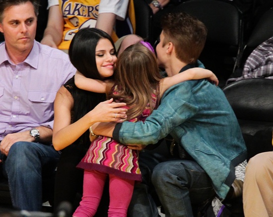 Justin Bieber And Selena Gomez Spotted Kissing At Lakers Game [photos]