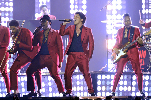 Billboard Music Awards 2013 Bruno Mars Turns This Disco Out With Treasure Performance 0578