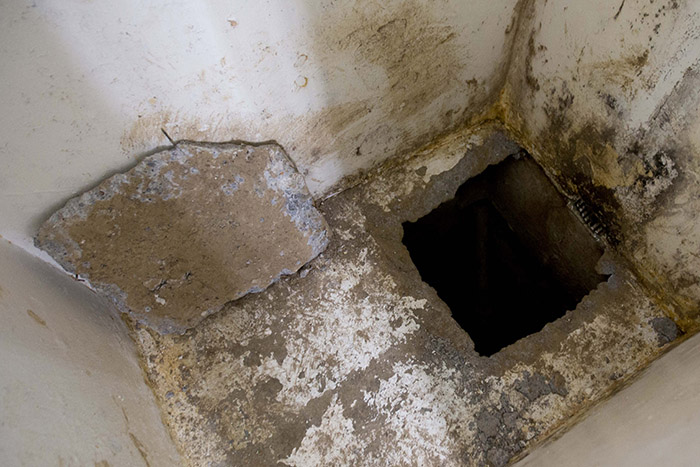 el-chapo-escape-shower-cell-hole