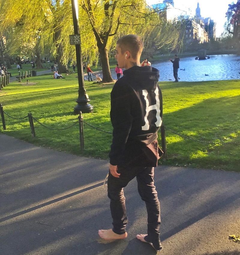 justin-bieber-barefoot-park-2