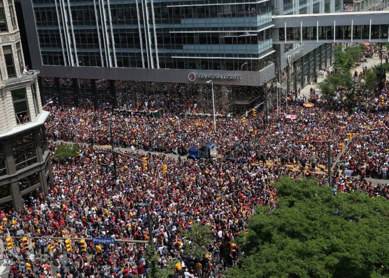 Cleveland Cavaliers fans celebrate the Cavaliers 2016 NBA Championship in downtown Cleveland, Ohio, U.S. June 22, 2016.  REUTERS/Aaron Josefczyk