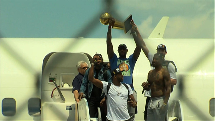 jr-smith-no-shirt-plane