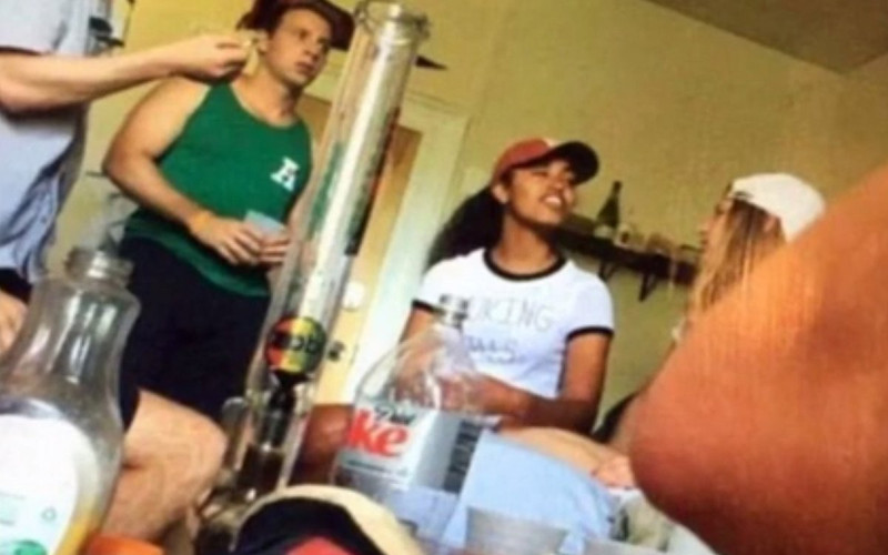 Malia-Obama-Bong-2