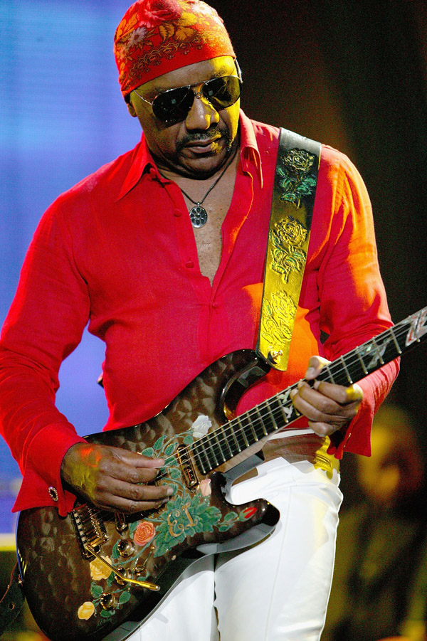 Ernie Isley performing at the 2007 Essence Music Festival