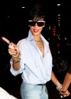 Rihanna outside her Manhattan hotel (June 17th 2009)